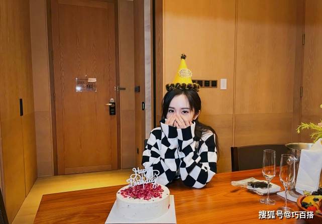 因为|杨幂晒35岁生日照,印花上衣搭配牛仔裤,半个娱乐圈都在祝福