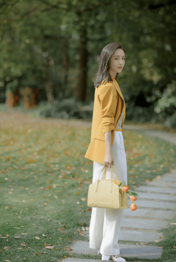 佟丽娅|佟丽娅很懂得“氛围美”,西装搭配针织衫,堪称秋季穿衣的典范