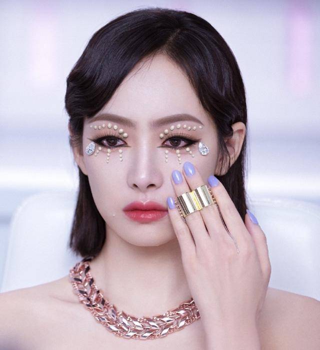 整体|来看看女明星们的烟熏妆，喻言冷艳，宋茜个性，金子涵大可不必