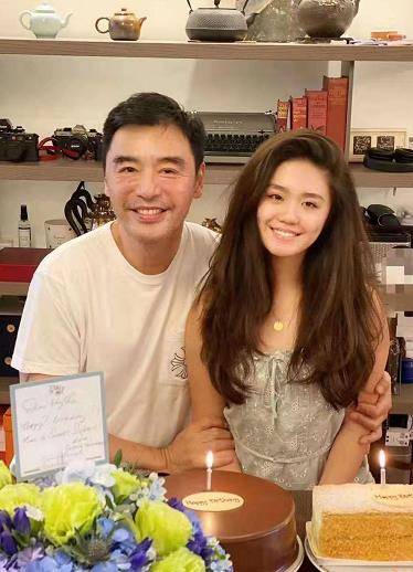 钟懿|钟镇涛17岁女儿穿衣好大胆！深v吊带碎花裙配大波浪，酒窝笑超甜