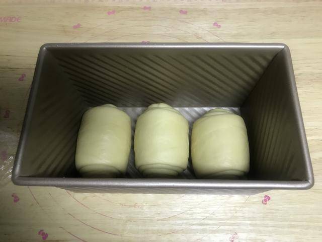 进行|只需一次发酵的吐司，操作省时，组织细腻松软拉丝，放三天也不硬