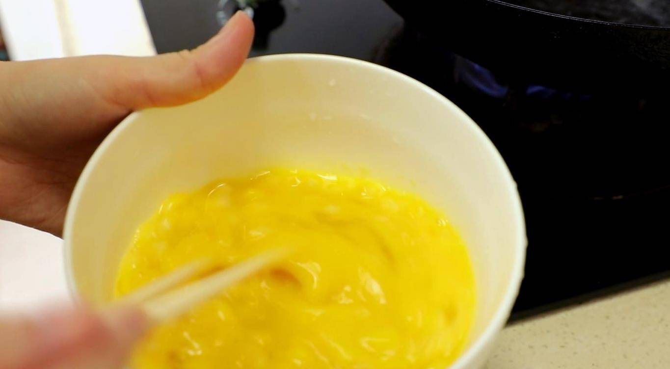 美食|鸡蛋这样做滑嫩香甜，不炒不蒸不用一滴油，上桌一下子孩子抢着吃