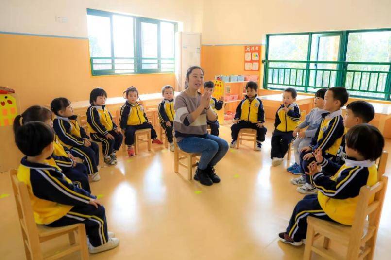 进行|多地幼儿园招生遇冷，家长排队抢名额成过去式，民办学校也不香了