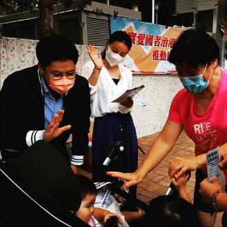 黑色|郭晶晶夫妻跟路人街头合影，没修图才真实自然，皮肤还没大妈白！
