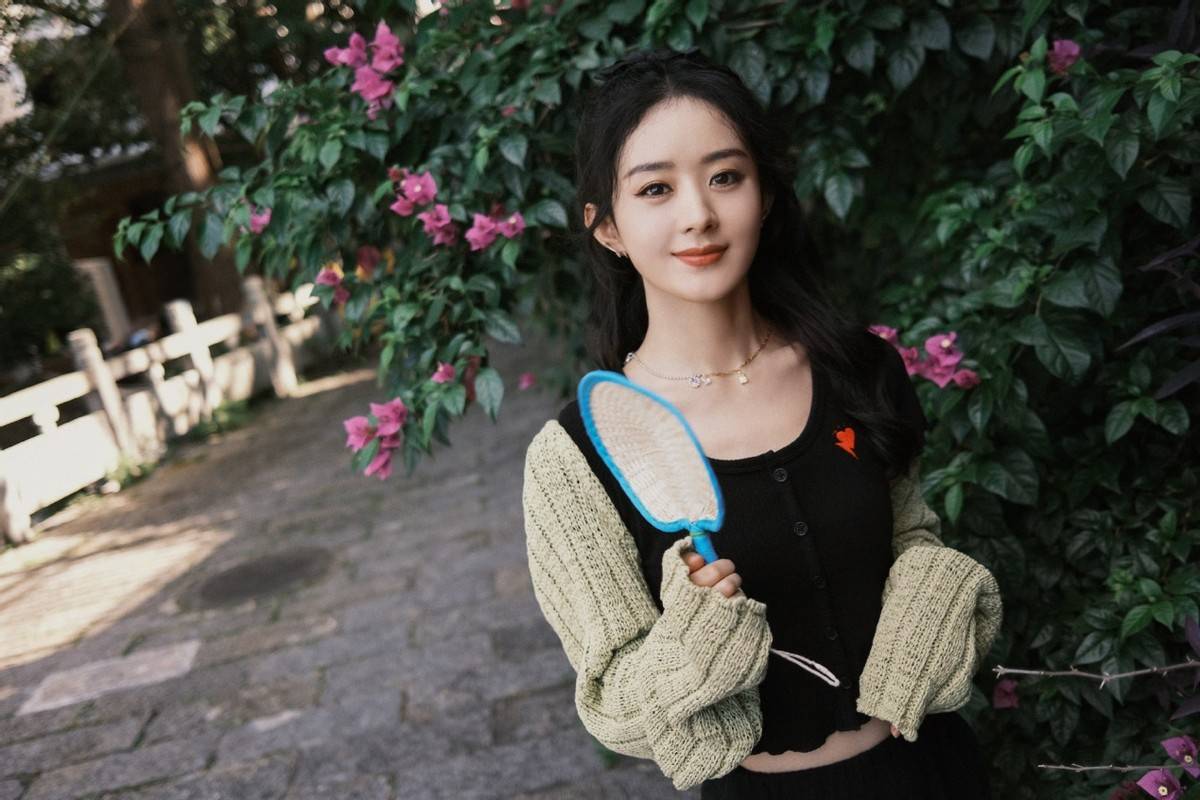 天蓝色|赵丽颖扮嫩成功！露脐背心配绿色开衫，毫不违和却少女感满满