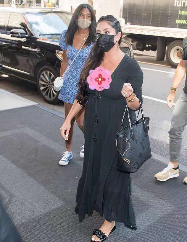 瓦妮莎|科比妻子穿衣放得开!带三个女儿亮相秀丰满身材,2岁小女儿好萌