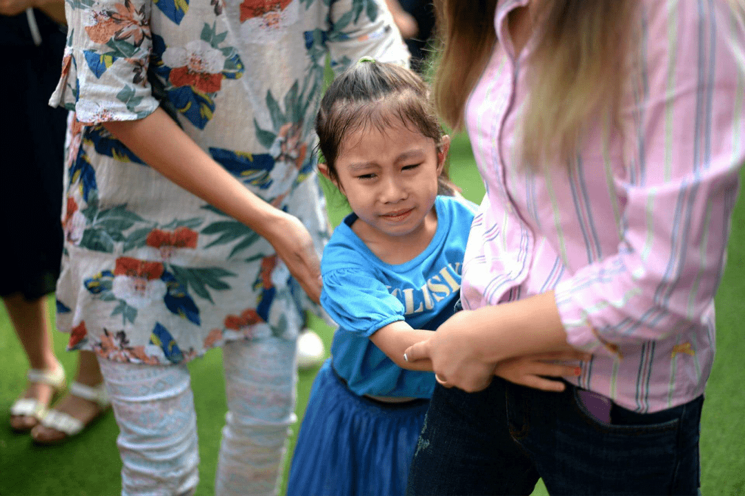 家长|孩子哭闹着不想去幼儿园，是心软带回家，还是让老师强行抱走？