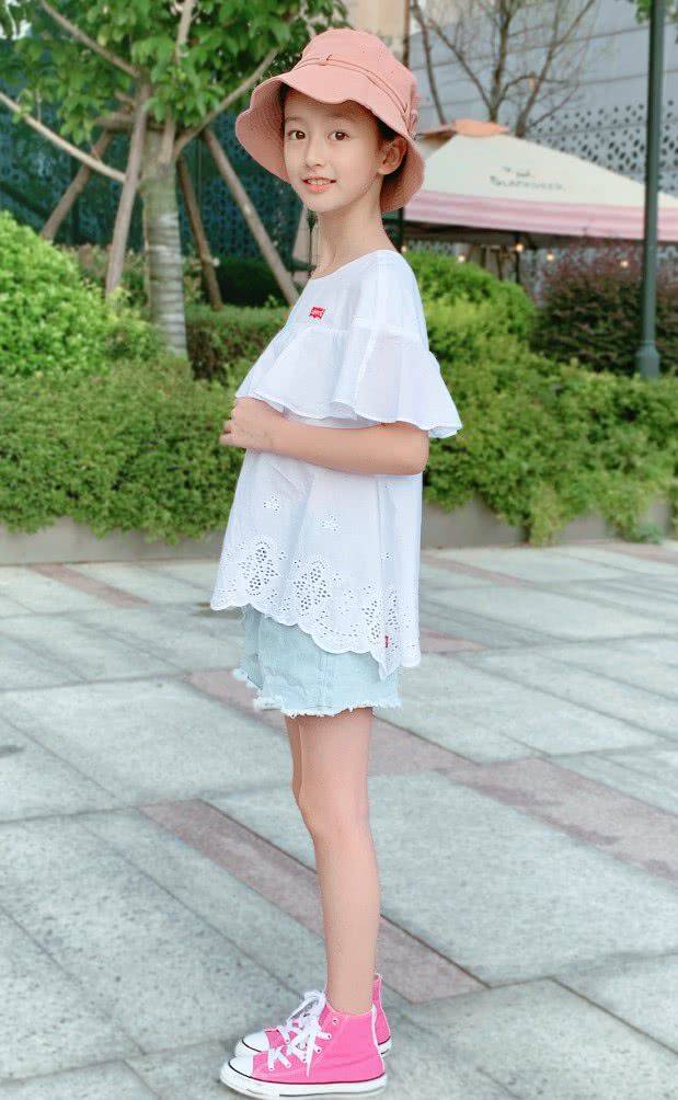 而她脚上也穿了一双粉色匡威鞋,没想到我们却被她那纤细的双腿吸引住