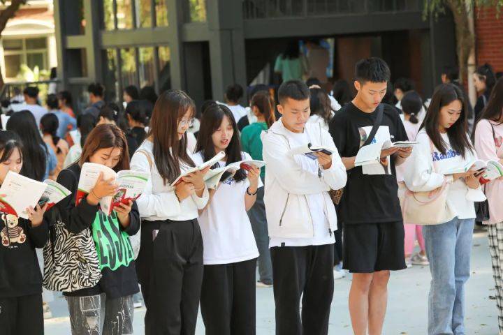 万人|阳光不燥，读书正好 !西安翻译学院学子共赴“万人晨读”！