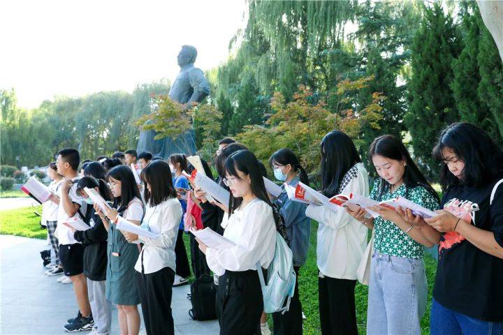 万人|阳光不燥，读书正好 !西安翻译学院学子共赴“万人晨读”！