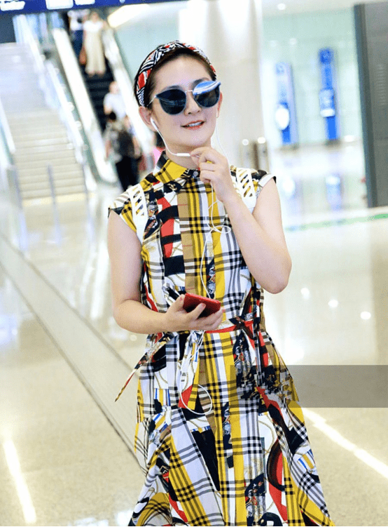 俩人|谢娜的功劳真不小，与老公张杰走机场，俩人戴着情侣帽还牵着手