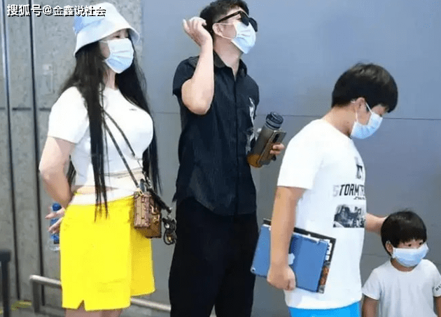 身材|冉莹颖的3D身材绝了,普通T恤都能穿出紧绷感,镂空的位置真特别
