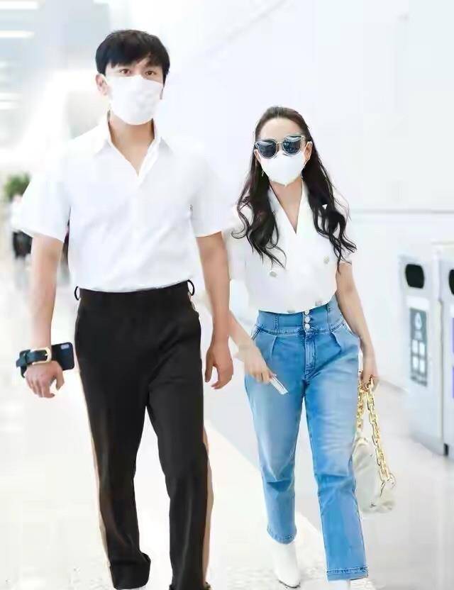 元素|伊能静扮嫩有一手，站在小9岁老公身边，两人手牵手宛如热恋情侣