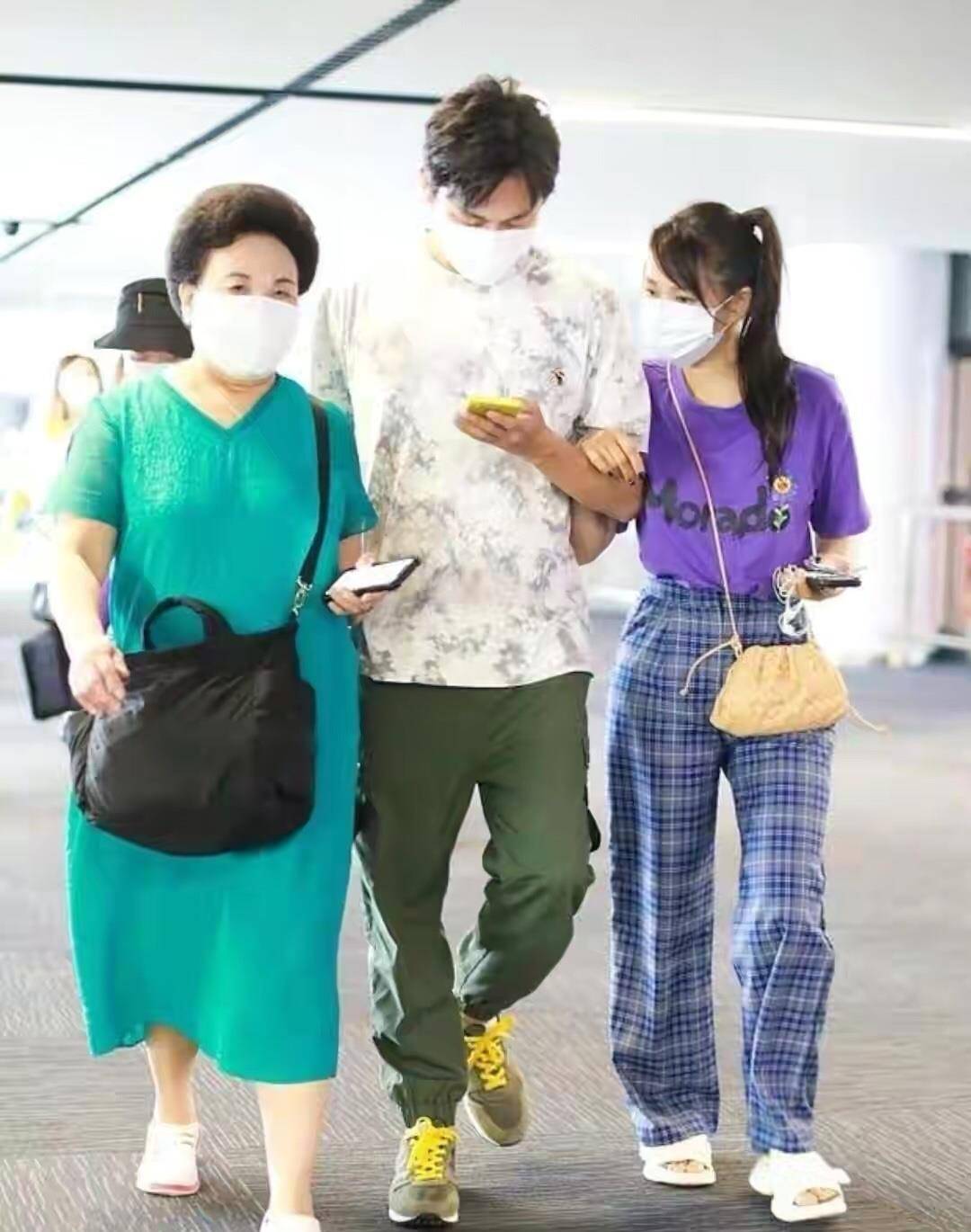 元素|伊能静扮嫩有一手，站在小9岁老公身边，两人手牵手宛如热恋情侣