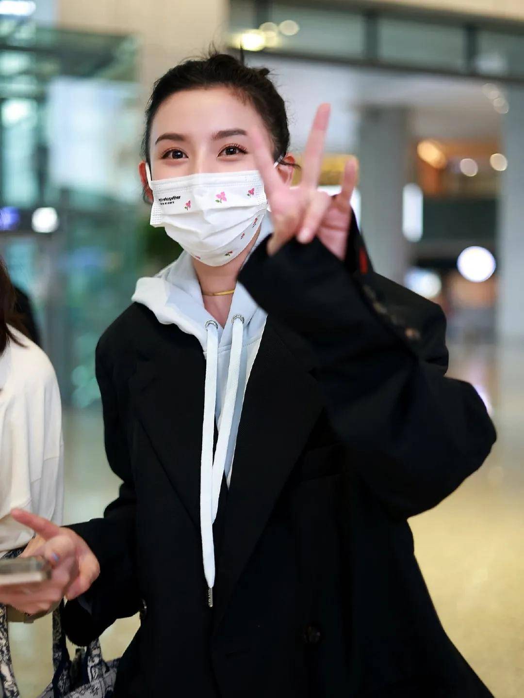 短裙|宋祖儿秋季穿搭真好看，卫衣搭配百褶裙走机场，少女感扑面而来