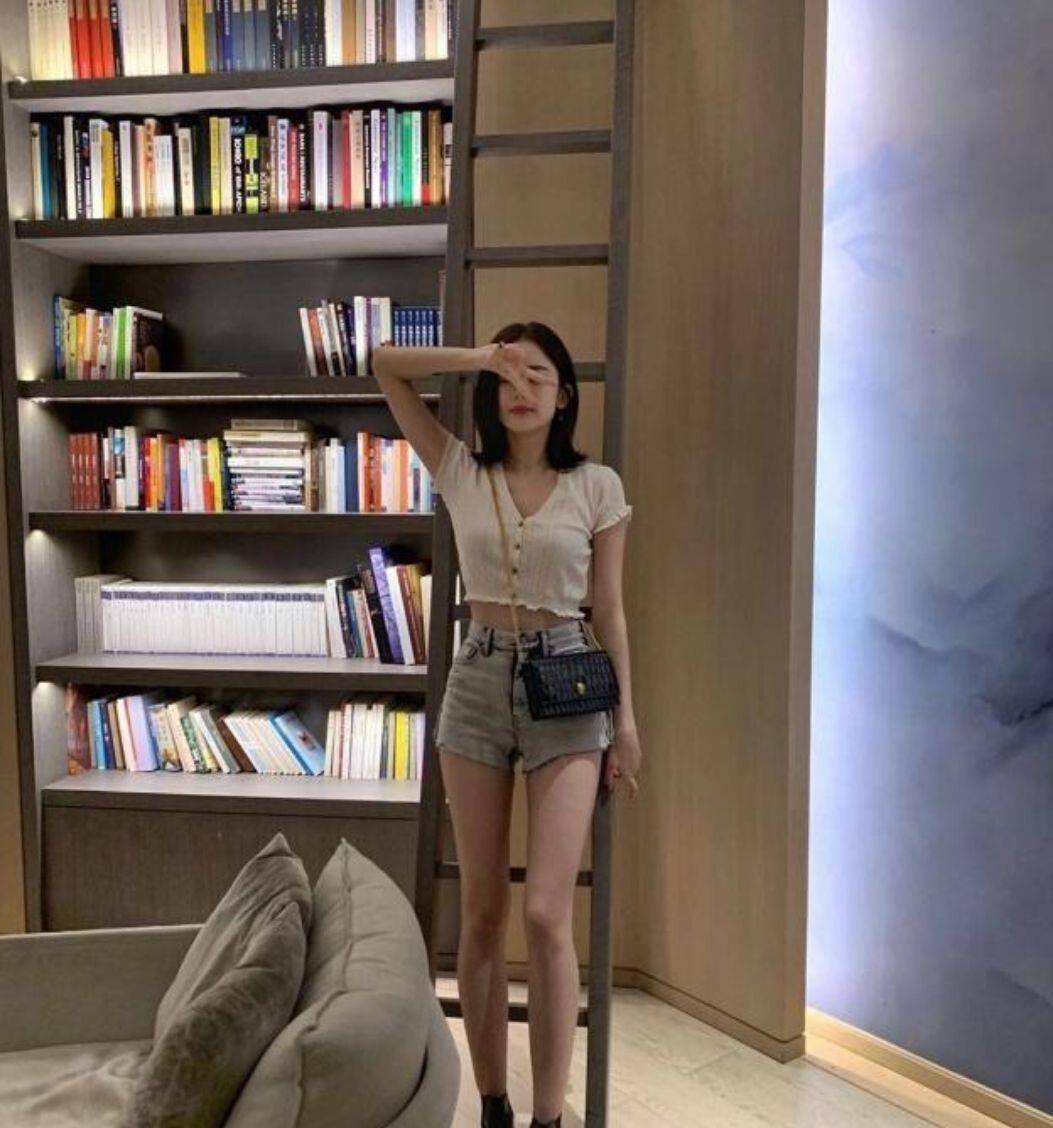 身材|古力娜扎晒街拍照，172身高配短裤秀长腿，越来越有“网红”味了