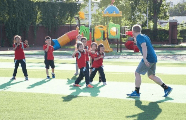 办学|排队抢入学名额已成过去，多地幼儿园开学遇冷，出现“一孩难求”