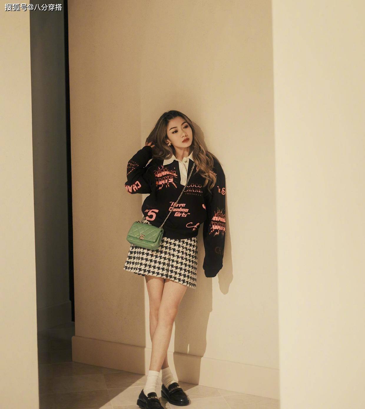 黑色|程晓玥的身材原来这么好，黑色抹胸配长裤高挑干练，时髦利落