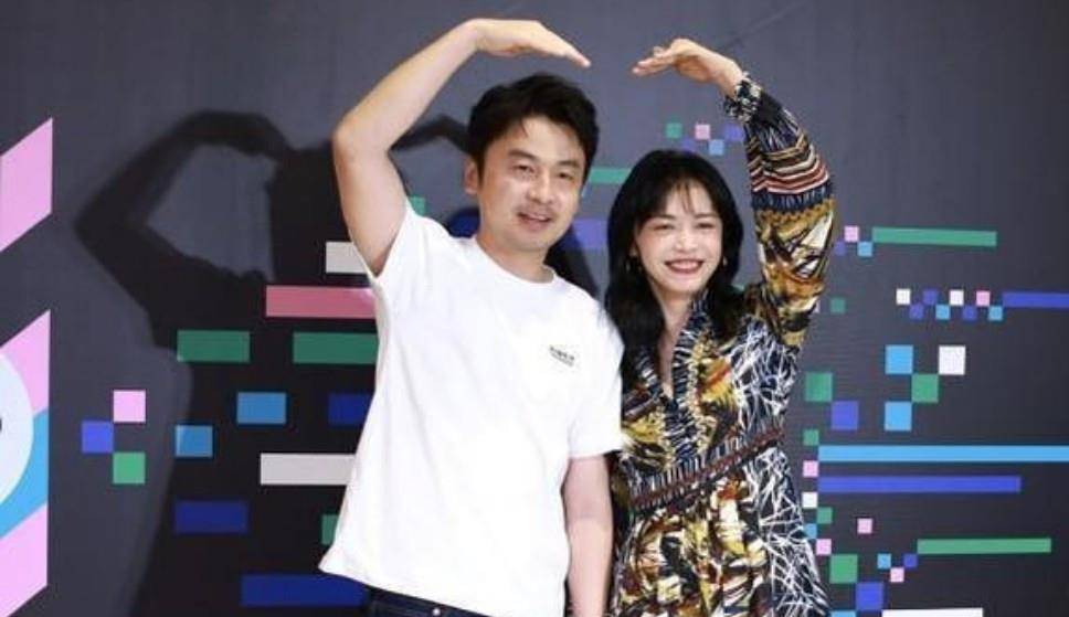 姚晨|姚晨身材真好,穿“大妈裙”也能秀美腿,与雷佳音同框毫无年龄差