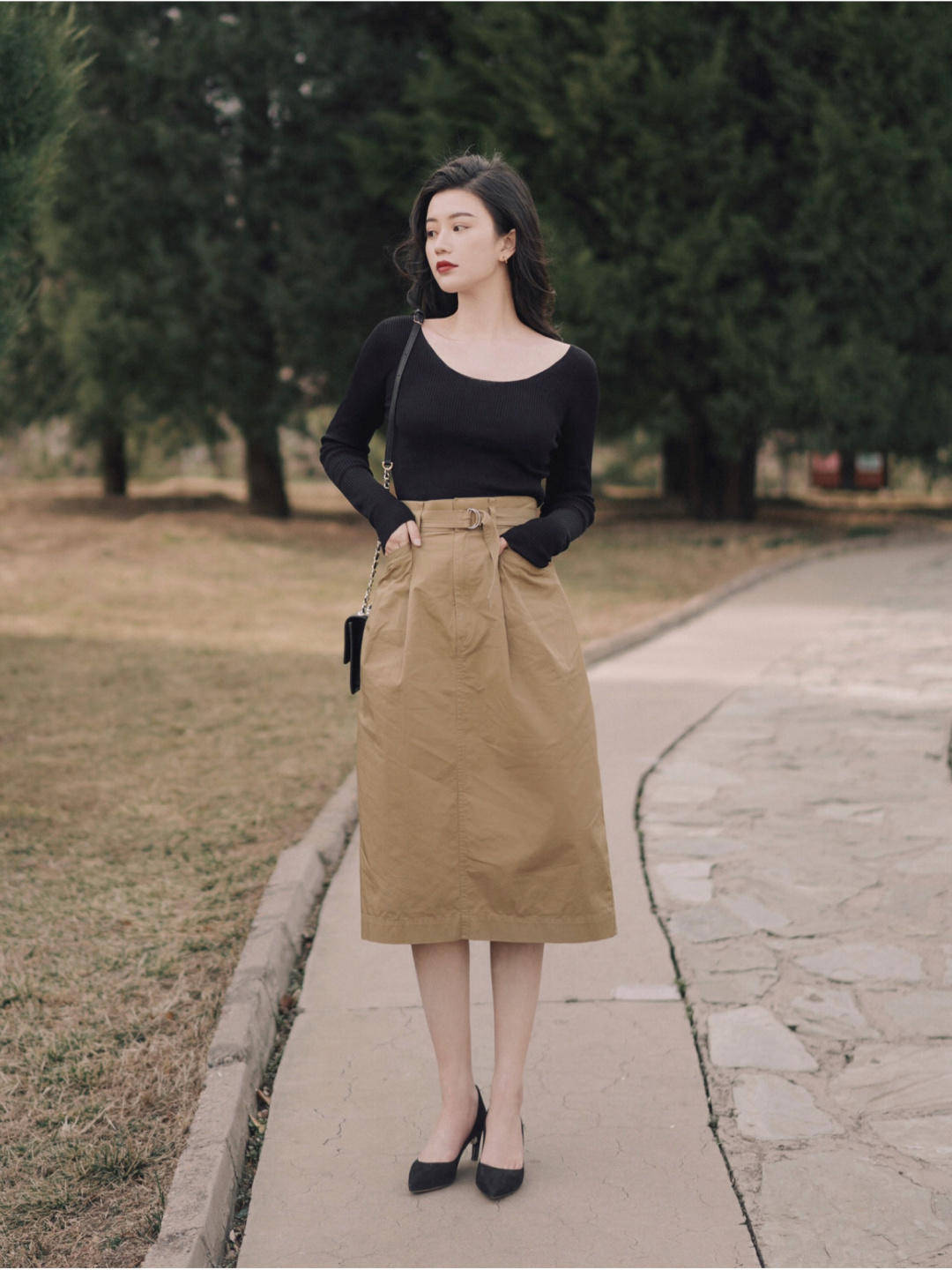 面料|职场法式穿搭指南，大u领针织衫+半身裙，穿起来气质又性感
