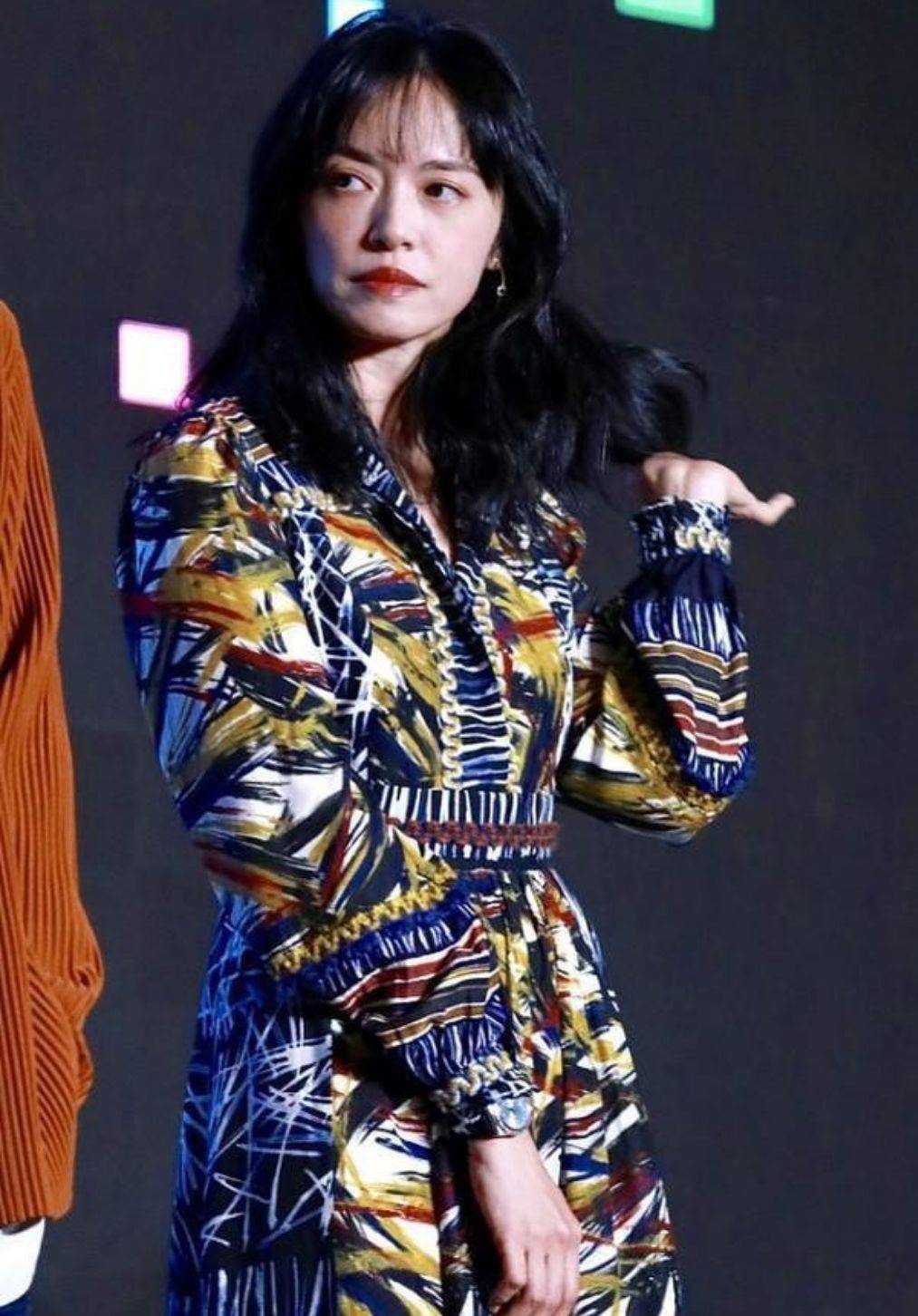 姚晨|姚晨身材真好,穿“大妈裙”也能秀美腿,与雷佳音同框毫无年龄差
