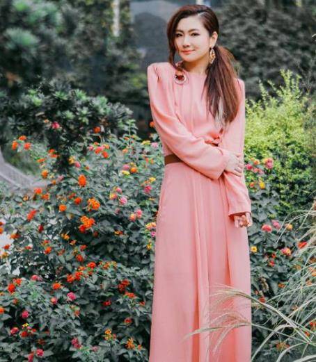 腰肢|任家萱变得更美了，穿一袭粉裙出场尽显少女感，根本不像是39岁