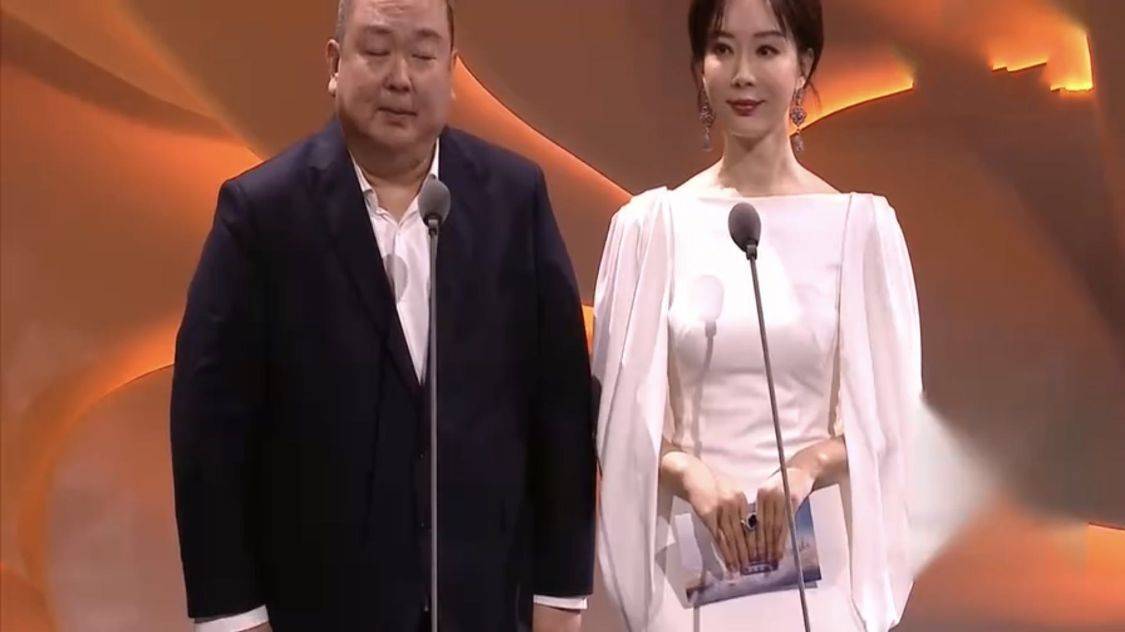 长裤|陈数无修饰的脸僵硬不自然，穿长裤扎腰胯宽臀大，别营销漂亮了！