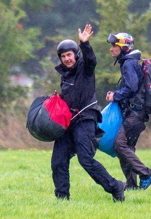 进行|阿汤哥拍摄跳伞场景，使用高频设备清场，却致牛群卧倒在草地上