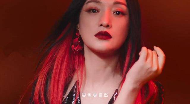 周迅|头回见周迅这造型，时隔13年穿亮裙化赤狐妆变“小唯”，快认不出