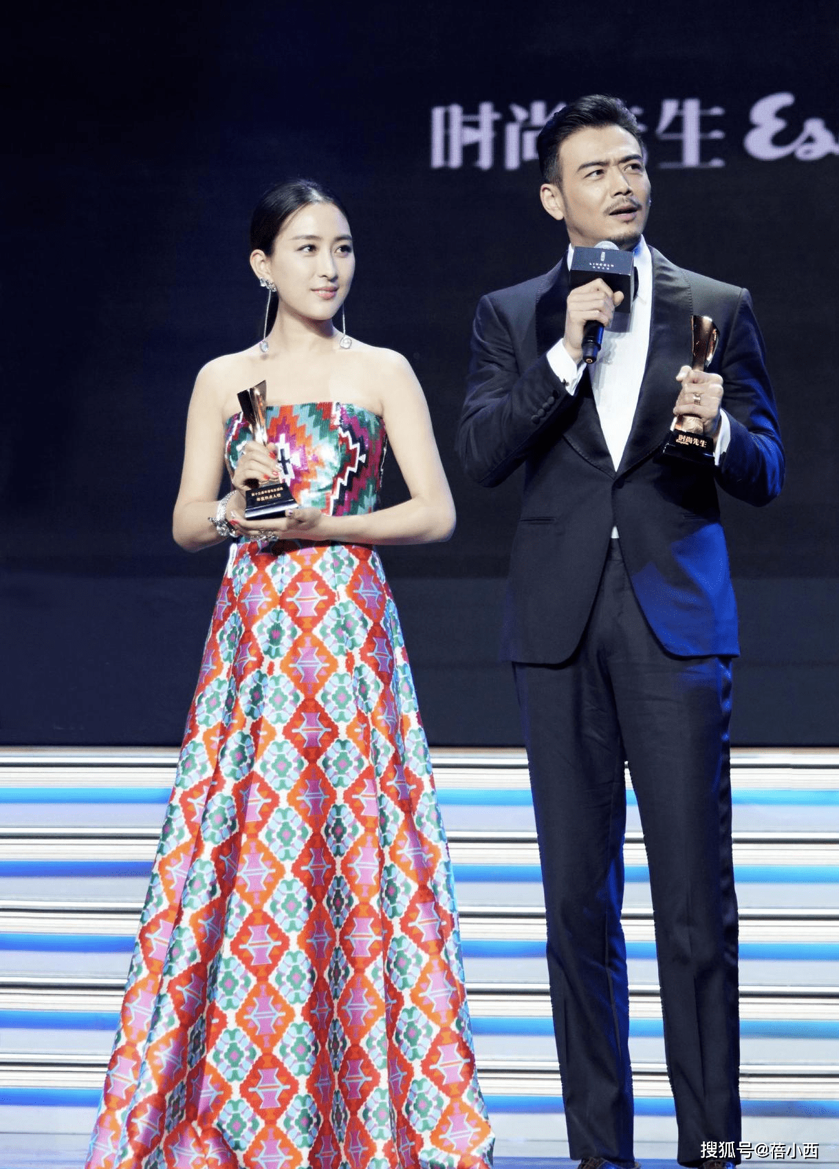 黑色|“马苏”穿黑白拼色连衣裙好优雅,剪了短发也毫不逊色,气场全开
