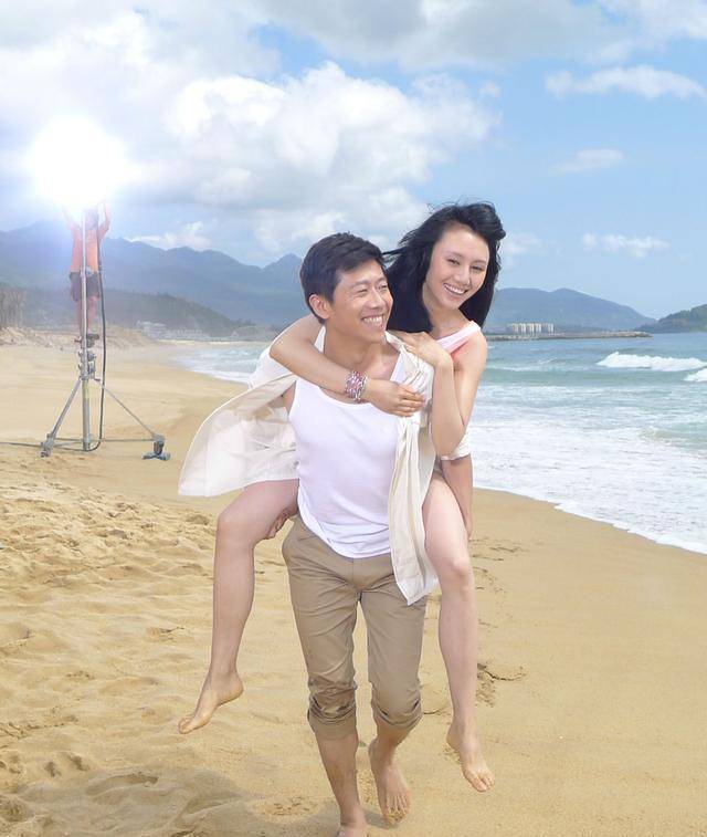 Baby赖冠霖海边路透手牵手跳舞顺在男生怀里CP感拉满