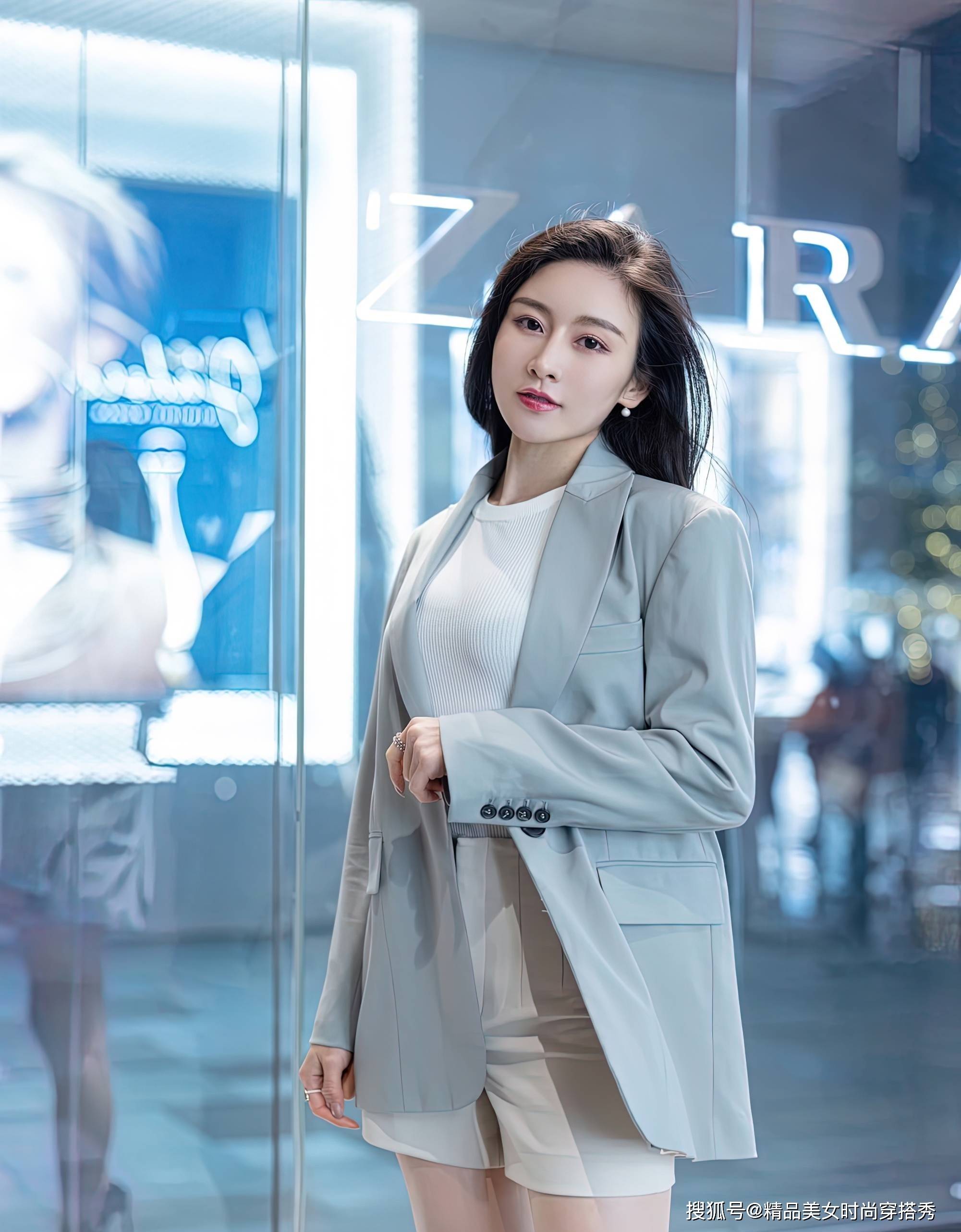 西装|白色背心和白色短裤，外搭西装外套，温柔又不失职场的干练