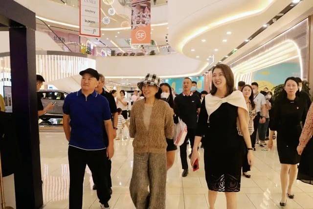 丝巾|董明珠越老越时髦，穿开衫配渔夫帽气质变温柔，走路依然是霸总范