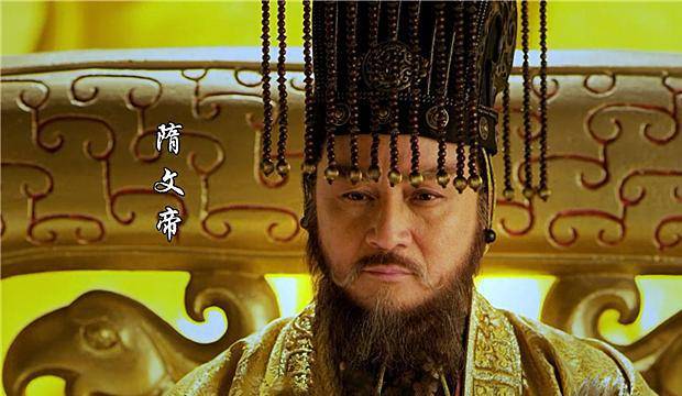 杨坚曾是北周大臣,但是周武帝宇文邕却并不重用他,甚至因为杨坚家族