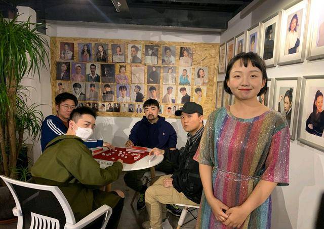 身材|自信的女孩最美丽，辣目洋子一袭黑白手绘抹胸裙，优雅大气超惊艳