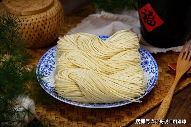 下锅|煮面条,别直接开水下锅,教你正确的方法,面条劲道还特别爽滑