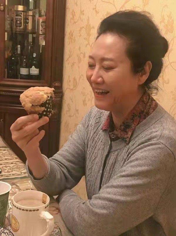 见解|王丽云跟朋友跳舞，穿碎花裙搭长靴开衫，看到了真实老人的打扮！