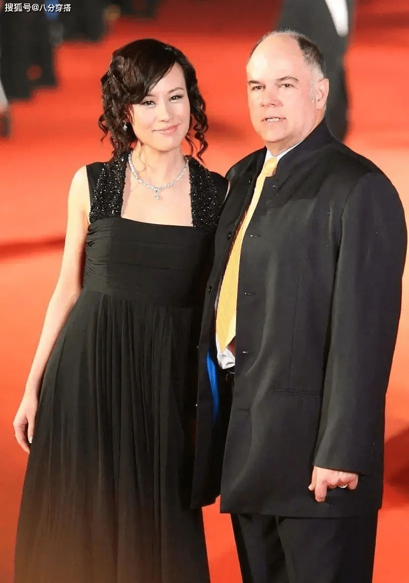 一身|邬君梅越老越有韵味,一袭黑色连衣裙端庄优雅,气场全开真惹眼