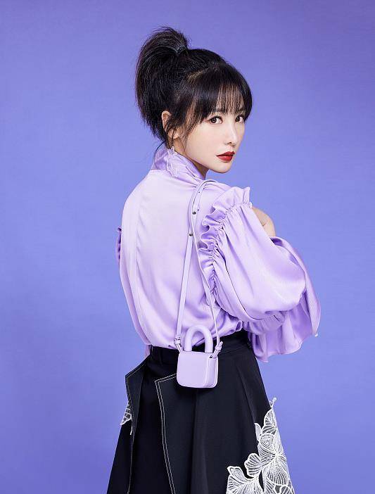 显示|柳岩写真风格大变，一改性感御姐风，变成清纯少女风