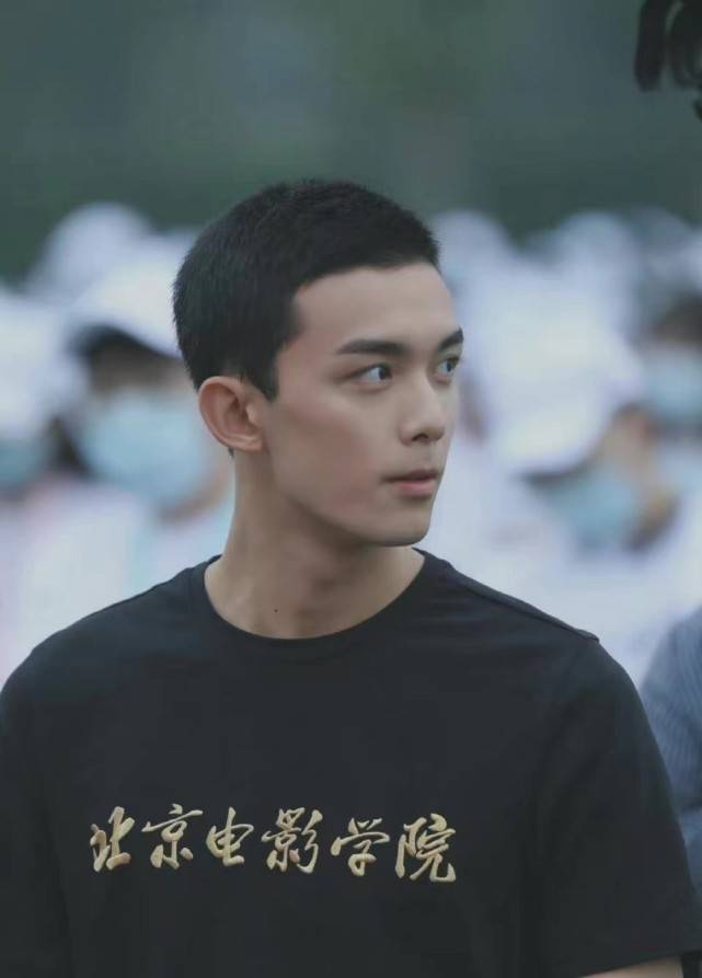 卫衣|北影开学仪式好隆重！吴磊丁程鑫两大顶流亮相，穿T恤吴磊更爷们