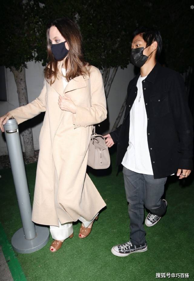 骨感美女|安吉丽娜朱莉又来刷街了！风衣搭配连衣裙，真得又美又优雅