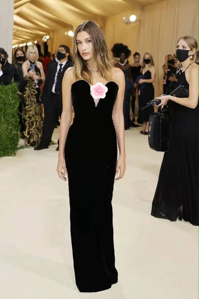 卡戴珊|红毯比美!谷爱凌海莉同穿深v裙秀性感,卡戴珊全身裹黑布抢风头