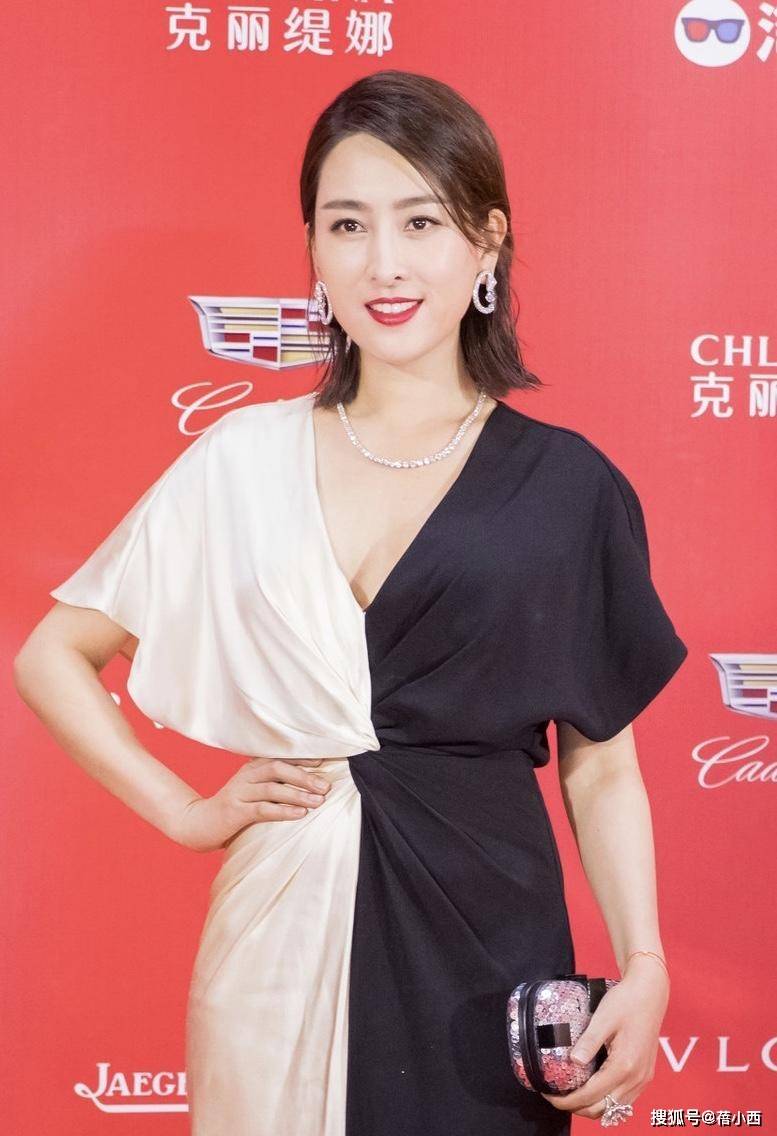 黑色|“马苏”穿黑白拼色连衣裙好优雅,剪了短发也毫不逊色,气场全开