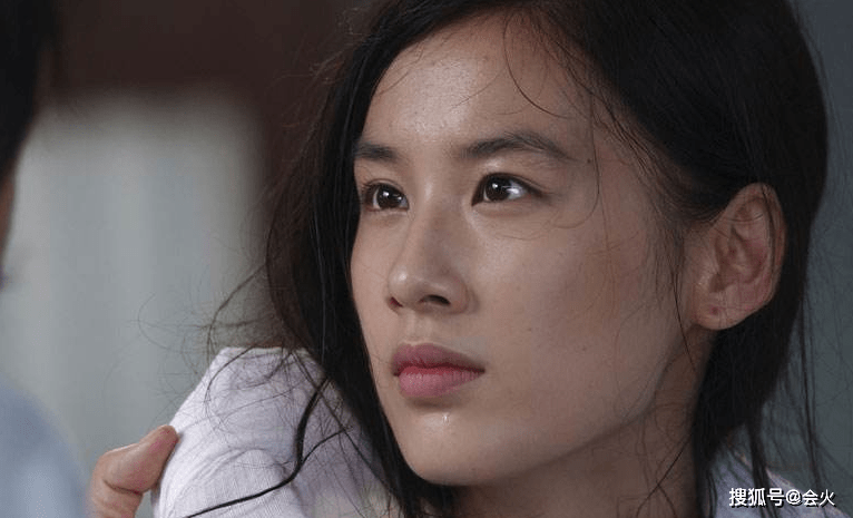 时间|38岁黄圣依动感打碟！穿蕾丝裙戴墨镜好酷炫，汤勺扣在耳朵太霸气