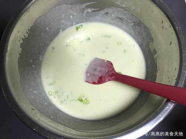 操作|快速做营养鸡蛋饼,不发面不醒面,筷子一搅,10分钟搞定全家早餐