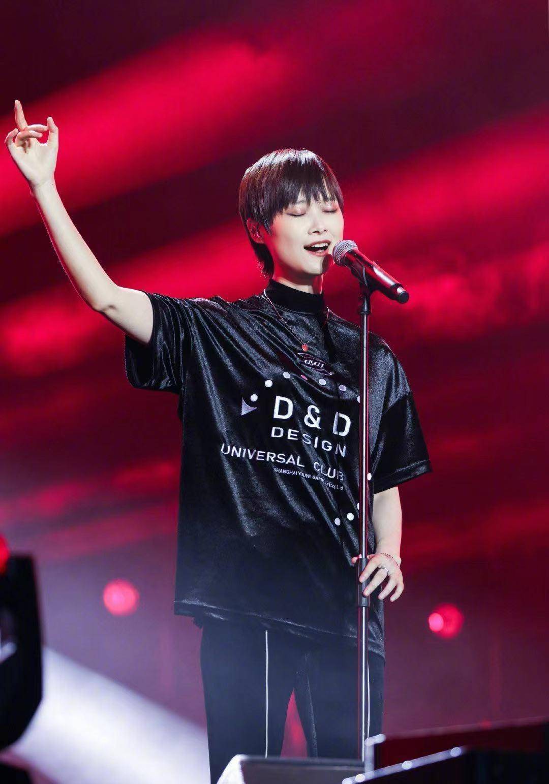 舞台|李宇春最新舞台演出造型，全套黑色造型简约，也掩饰不了内在气质