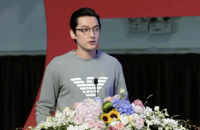 卫衣|北影开学仪式好隆重！吴磊丁程鑫两大顶流亮相，穿T恤吴磊更爷们