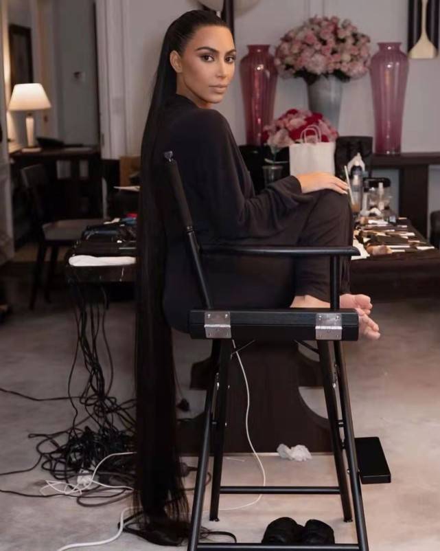 黑色|金卡戴珊终于舍得拿下头套！戴墨镜穿紧身衣cos猫女秀翘臀，超性感