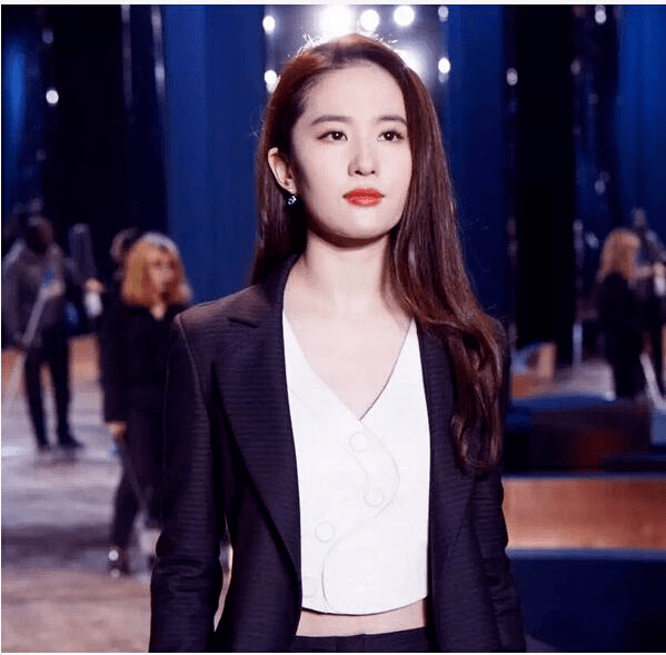 奢侈品|刘亦菲罕见逛奢侈品店!穿男友风西装戴墨镜表情高冷,巨星架子大