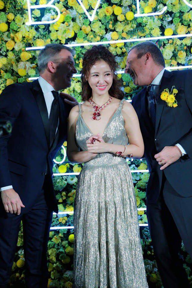 吊带|林心如挺懂得保护自己的，领子虽然开得很大，但却用手挡住了曲线